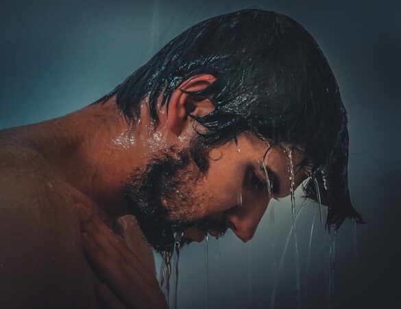 homme sous la douche