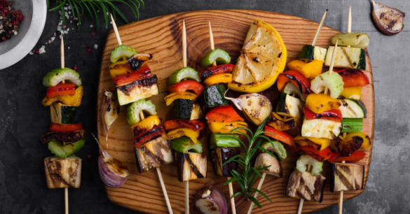 Barbecue : quatre recettes de brochettes qui vont faire fureur cet été
