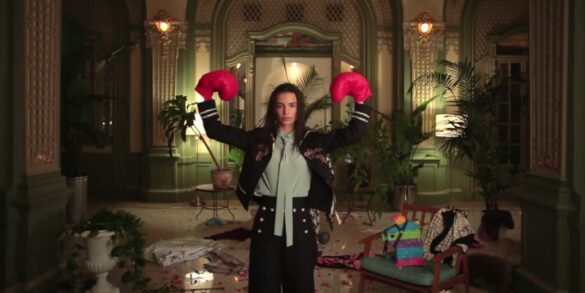 Emily Ratajkowki danse avec des gants de boxe dans la vidéo "Good Times" de Vogue