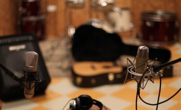 Salle de répétition avec instruments et carte son