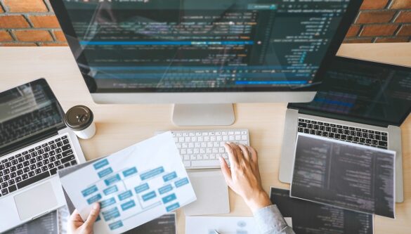 Un développeur qui travaille sur l'UX/UI