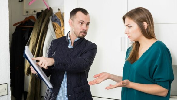 elle visite un appartement et decouvre un homme nu sur le canape