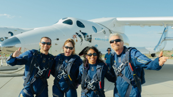 Richard Branson devant le SpaceShipTwo