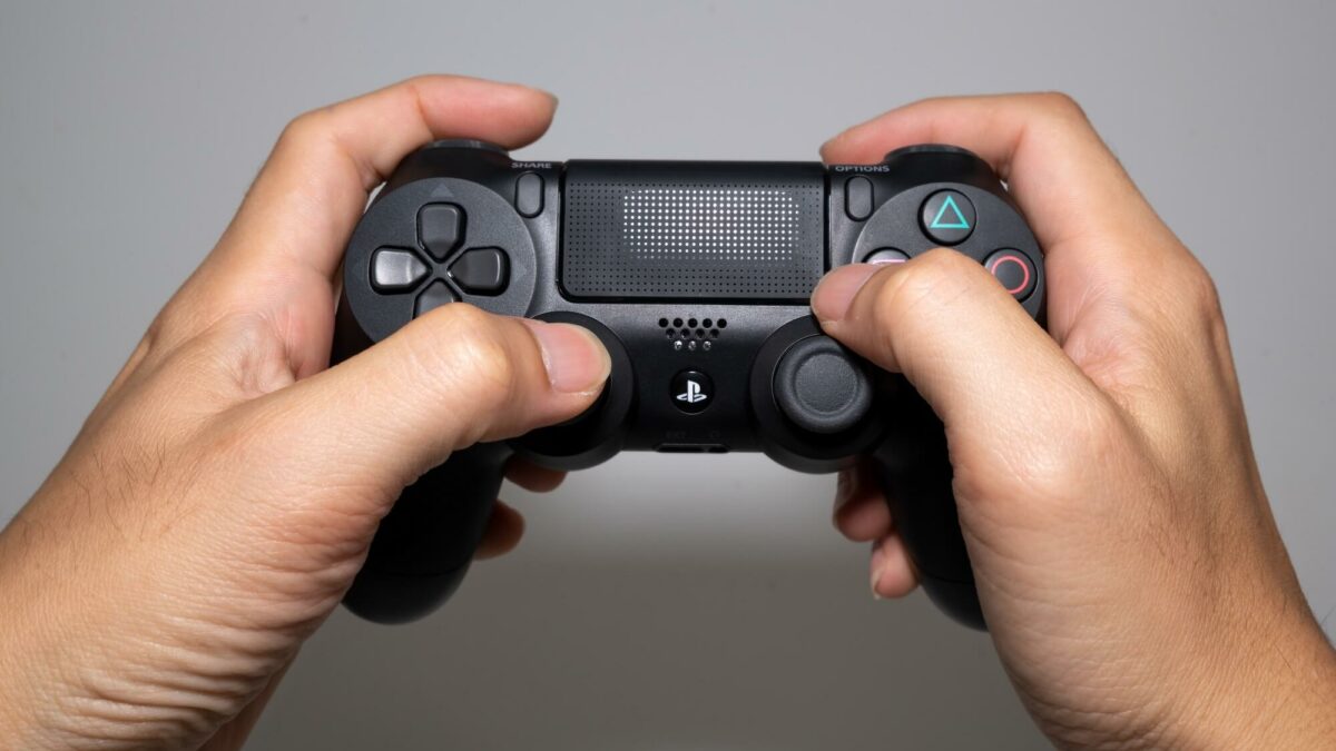 Comment connecter une manette PS4 avec fil ?