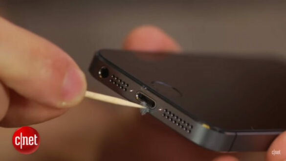 Comment nettoyer l'intérieur du chargeur Samsung ?