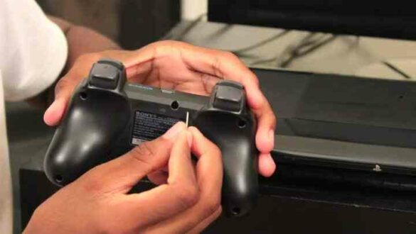 Comment réinitialiser PS4 sans manette ?