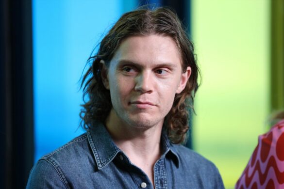Is Evan Peters in AHS 2021?