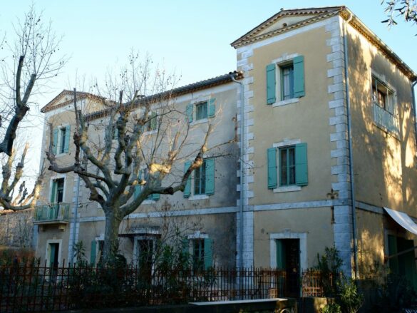 Où se trouve la maison de Lester ?