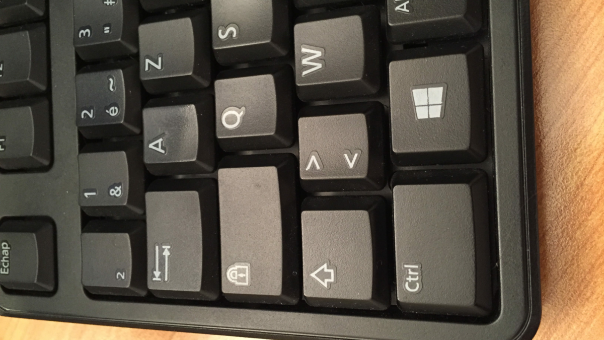 Où se trouve la touche Shift sur un clavier ?