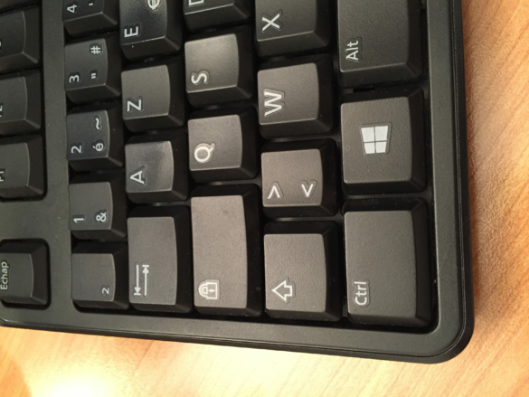 Où se trouve la touche Shift sur un clavier ?