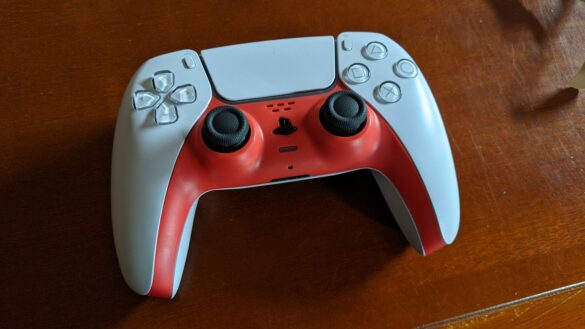 Pourquoi la manette PS5 est rouge ?