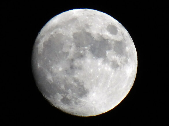 Pourquoi une lune devant message iPhone ?